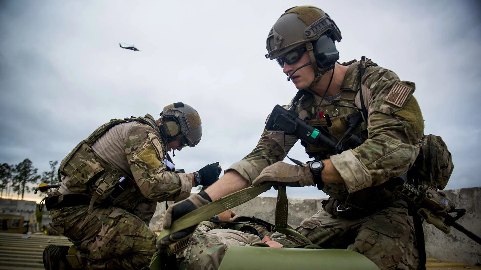 USAF Pararescuemen: Η επίλεκτη ομάδα διάσωσης της Αεροπορίας των ΗΠΑ που εμφανίζεται πίσω από τις εχθρικές γραμμές(βίντεο)